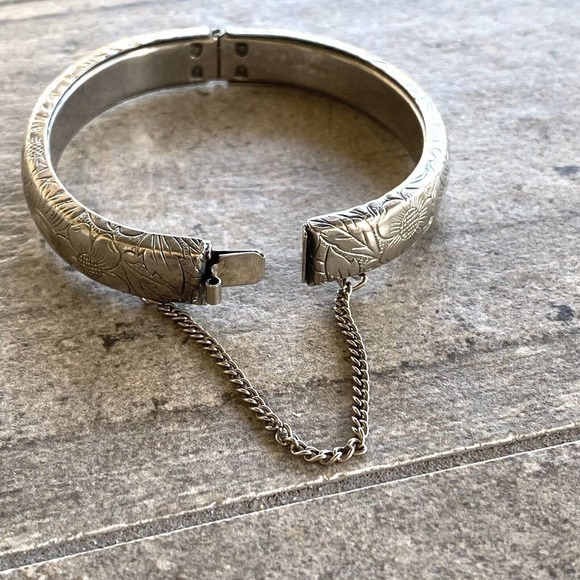 A beautiful vintage cuff bracelet with floral design features safety chain - Picture 5 of 12